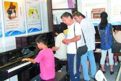 平谷小学生在农展馆演示平谷农民造的钢琴